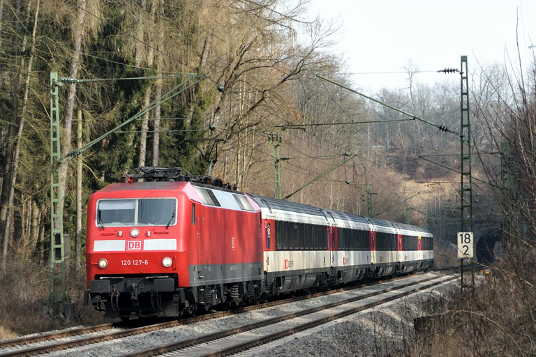 120 127 mit IC 185 bei km 18,2 (Februar 2017)
