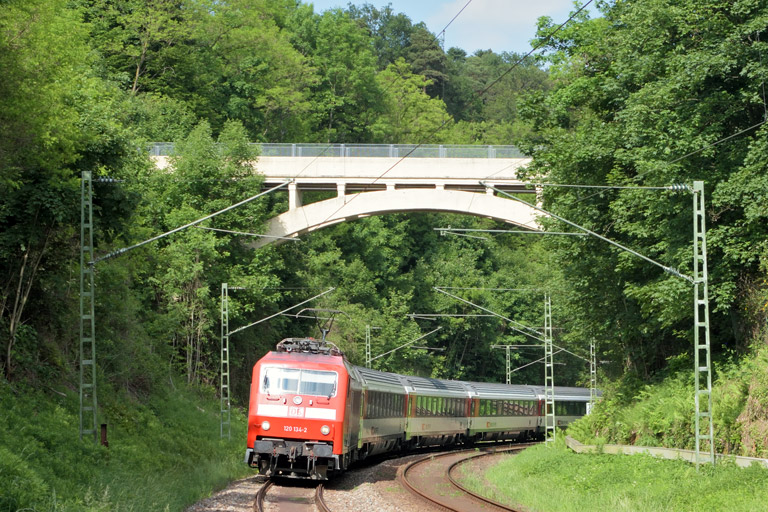 120 134 mit IC 281 bei km 10,8 (Mai 2017)