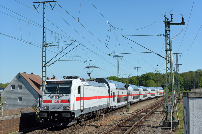 146 554 mit RE 51941 bei km 16,8 (Mai 2017)