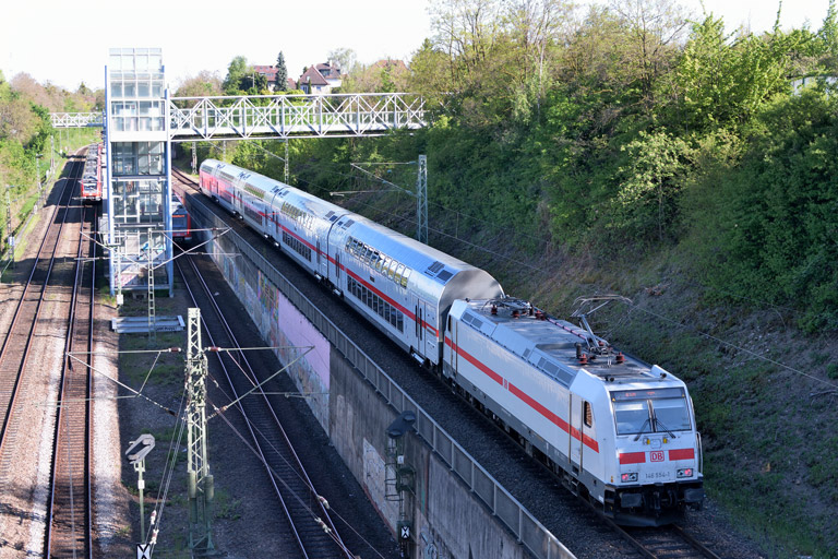 146 554 mit RE 51941 bei km 14,2 (Mai 2017)