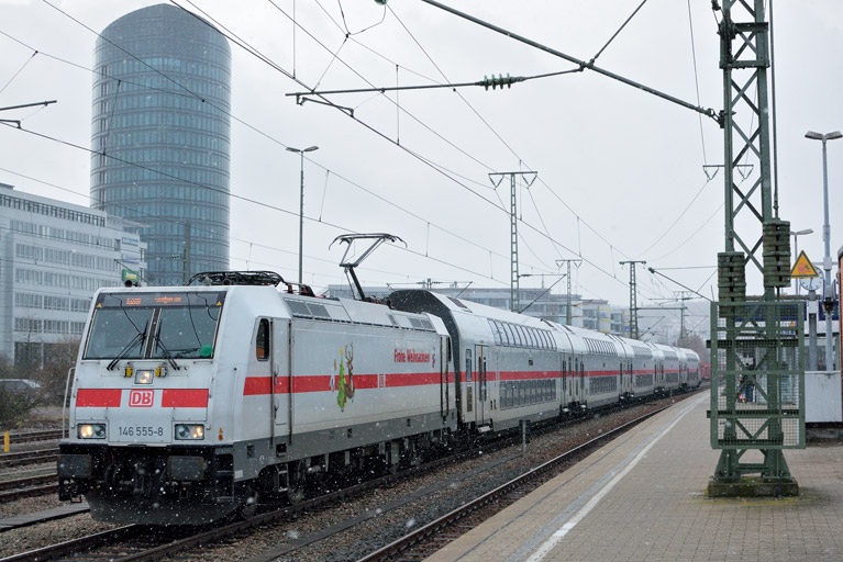 146 555 mit IC 2280/RE 52280 bei km 15,6 (Dezember 2017)