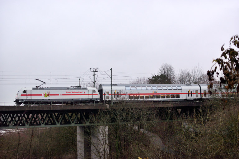 146 561 mit IC 2389/RE 52389 bei km 14,6 (Dezember 2017)