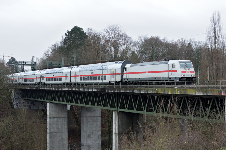 146 562 mit IC 2280/RE 52280 bei km 14,6 (Dezember 2017)