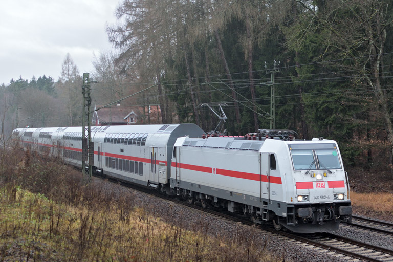 146 562 mit IC 2288/RE 52288 bei km 18,2 (Dezember 2017)