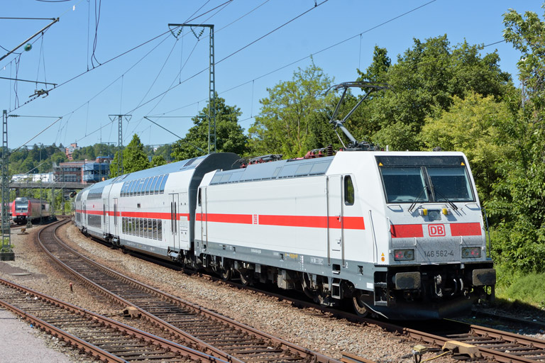 146 562 mit RE 51935 bei km 15,8 (Mai 2017)