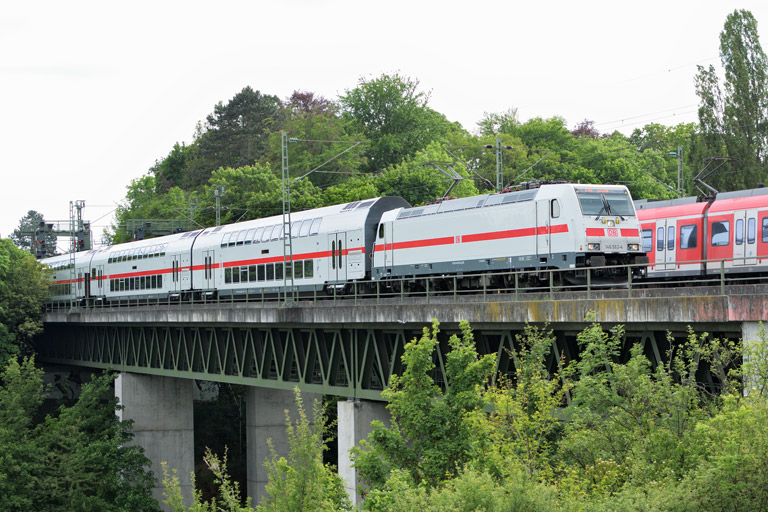 146 562 mit RE 51936 bei km 14,6 (Mai 2017)