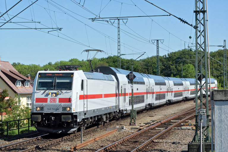 146 562 mit RE 51936 bei km 17,0 (Mai 2017)