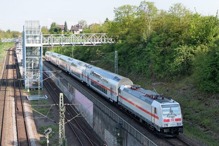 146 562 mit RE 51941 bei km 14,0 (Mai 2017)