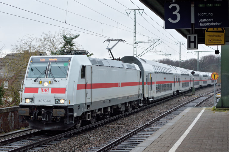 146 564 mit IC 2288/RE 52288 bei km 16,8 (Dezember 2017)