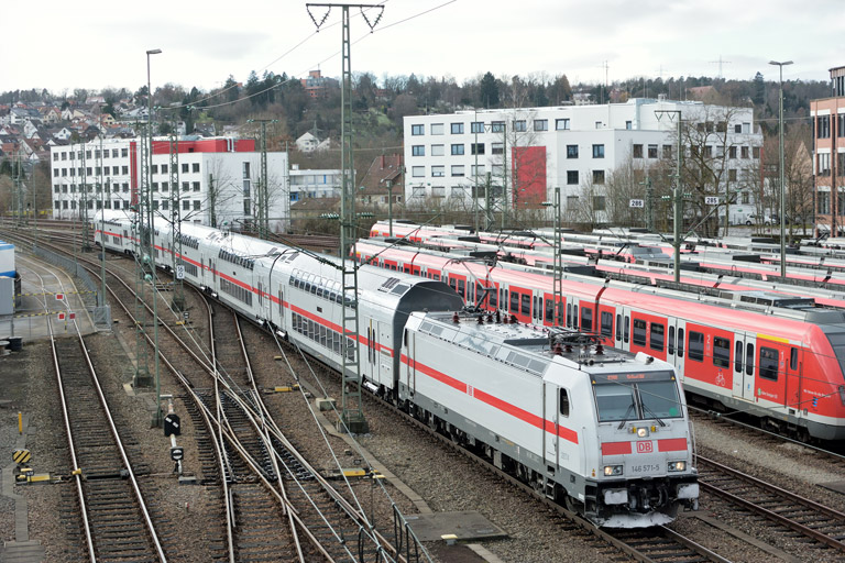 146 571 mit IC 2280/RE 52280 bei km 16,0 (Dezember 2017)