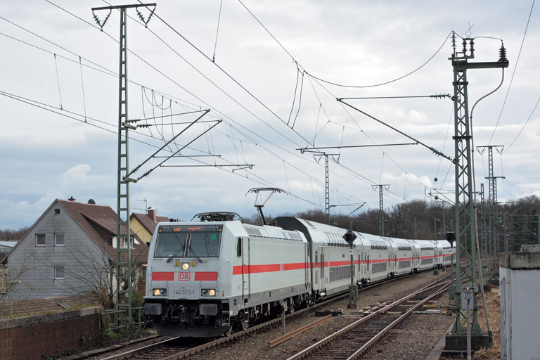 146 573 mit IC 2280/RE 52280 bei km 16,8 (Dezember 2017)