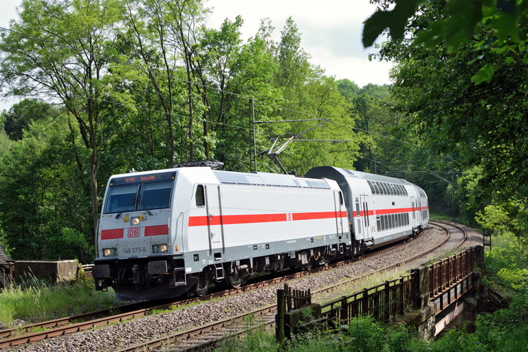 146 575 mit RE 51936 bei km 11,2 (Mai 2017)
