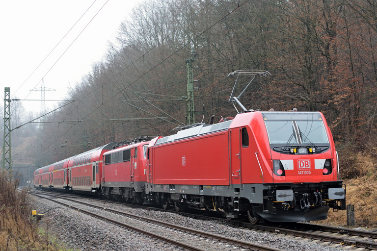 147 005 und 111 050 mit RE 19036 bei km 18,0 (Februar 2017)