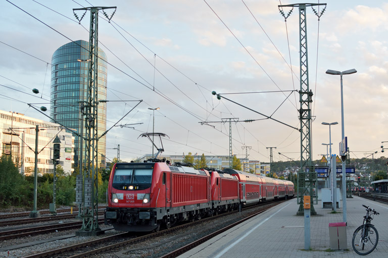 147 005 und 147 018 mit RE 69652 bei km 15,6 (Juli 2017)
