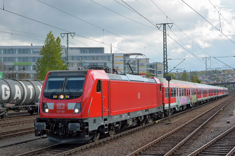 147 010 mit Lr 72904 bei km 15,8 (Mai 2017)