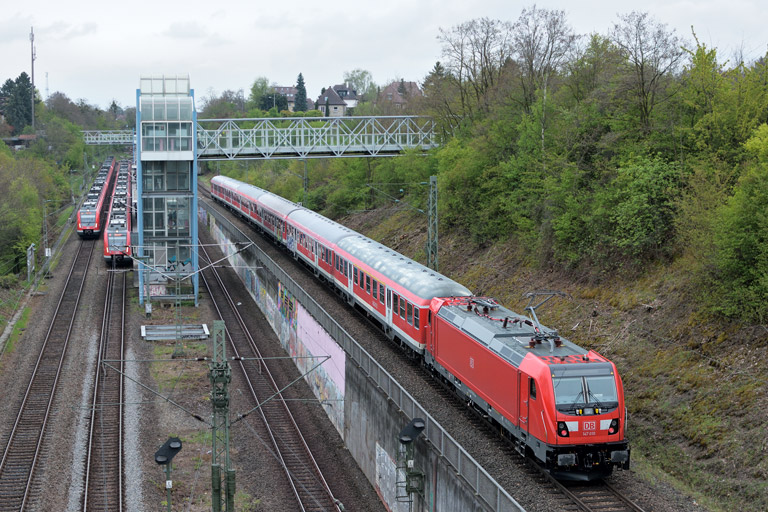 147 010 mit RE 19383 bei km 14,0 (April 2017)