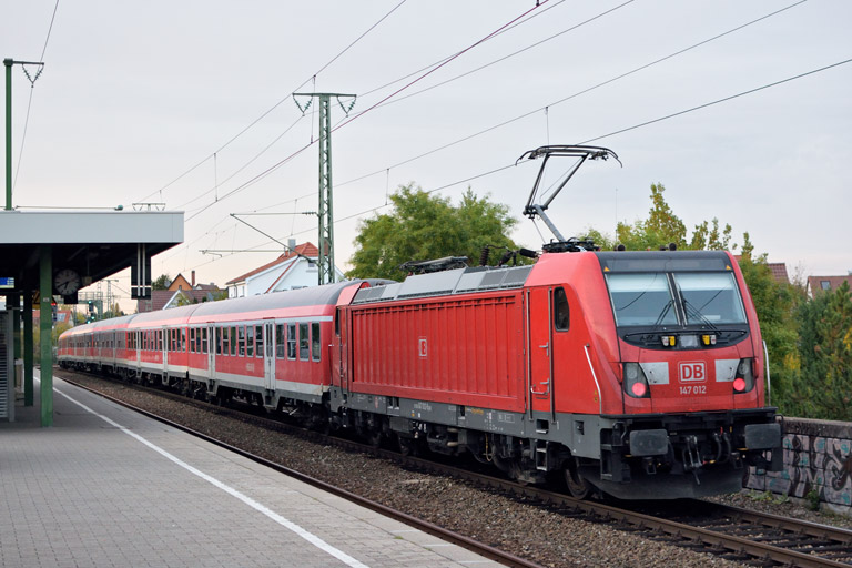 147 012 mit Lr 72904 bei km 16,8 (Oktober 2017)