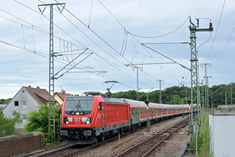 147 015 mit Lr 72904 bei km 16,8 (Juli 2017)