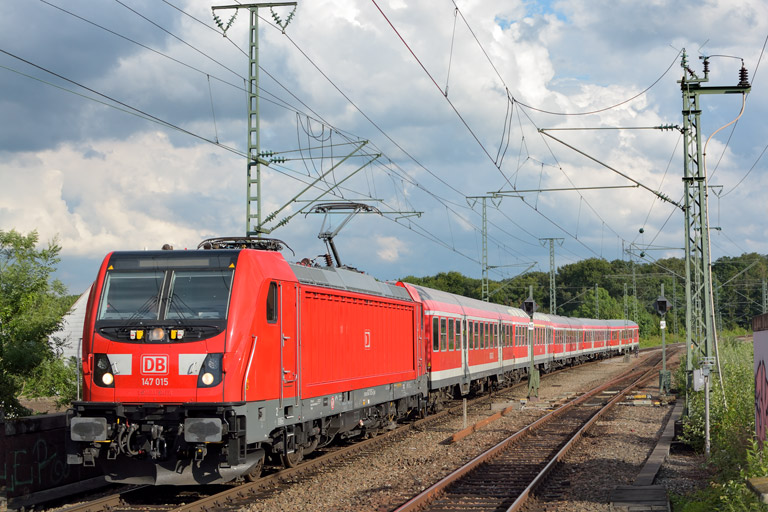 147 015 mit Lr 72904 bei km 16,8 (Juli 2017)