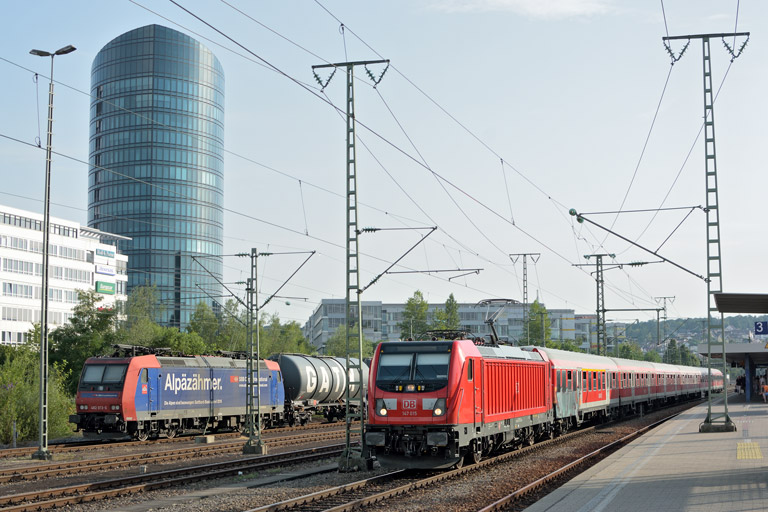147 015 mit Lr 72904 und 482 013 bei km 15,6 (Juli 2017)