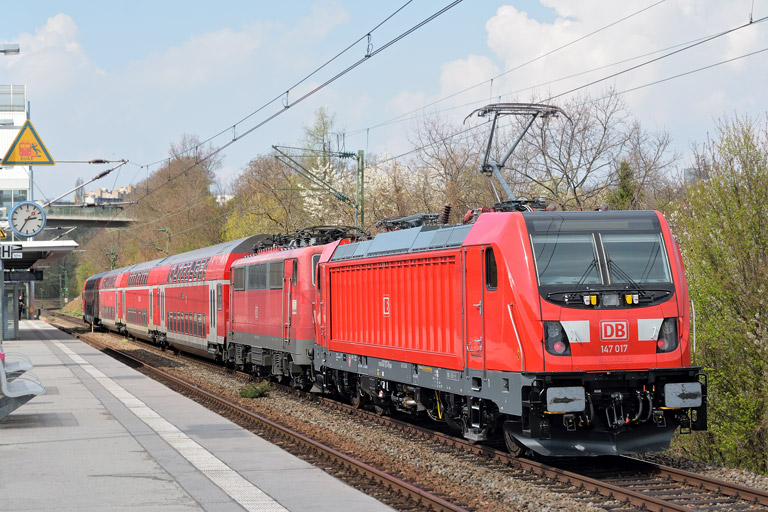 147 017 und 111 078 mit RE 19036 bei km 14,2 (April 2017)
