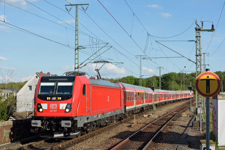 147 017 mit Lr 72904 bei km 16,8 (Mai 2017)