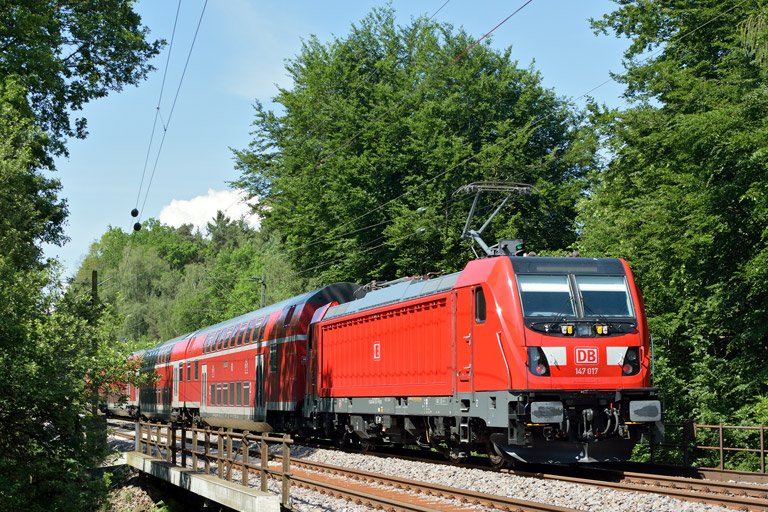 147 017 mit RE 19182 bei km 18,4 (Juni 2017)