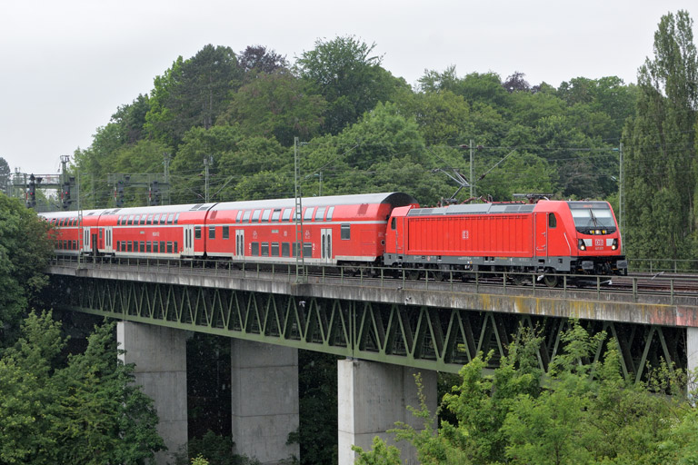 147 017 mit RE 19183 bei km 14,6 (Juni 2017)