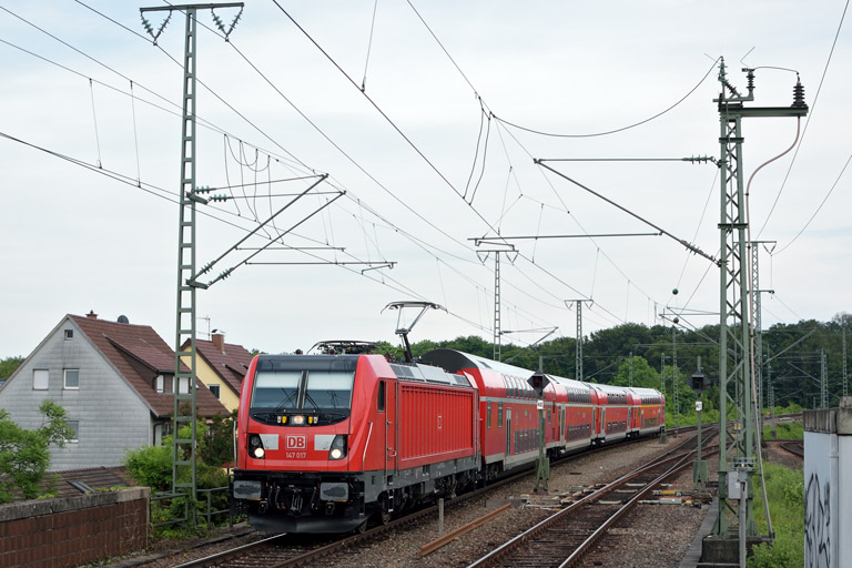 147 017 mit RE 19185 bei km 16,8 (Juni 2017)