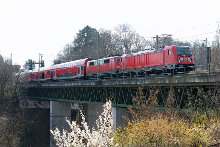147 019 und 111 168 mit RE 19036 bei km 14,6 (M&auml;rz 2017)