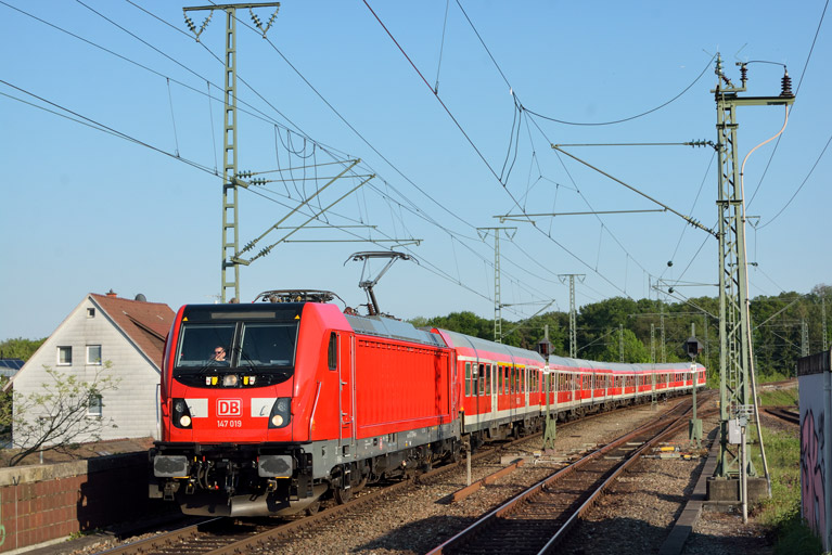 147 019 mit Lr 72904 bei km 16,8 (Mai 2017)