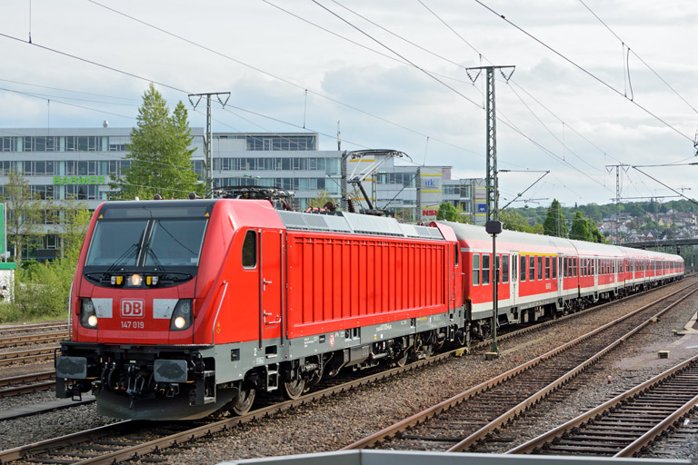 147 019 mit Lr 72904 bei km 15,8 (Mai 2017)