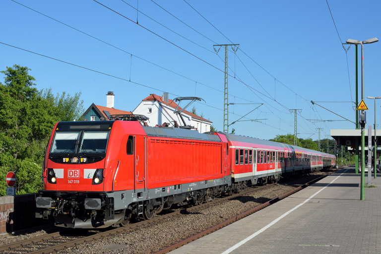 147 019 mit Lr 72904 bei km 16,8 (Mai 2017)