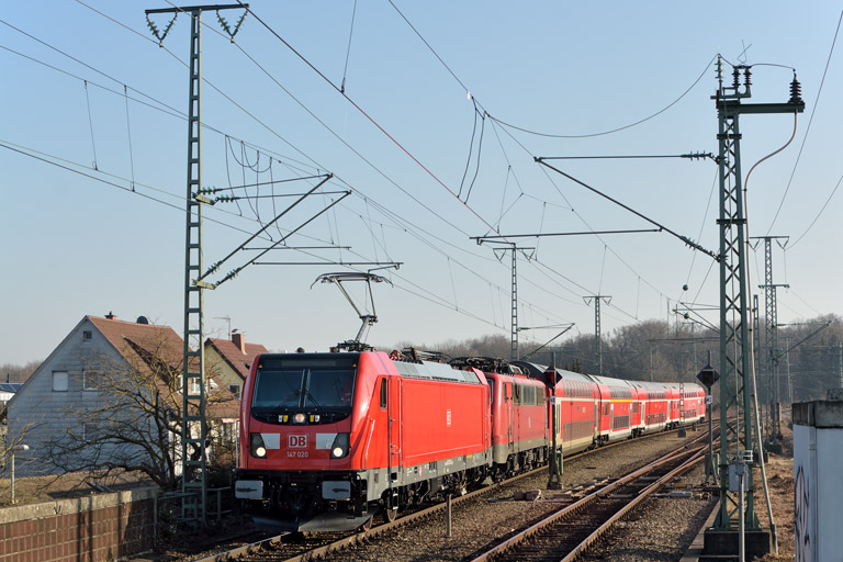 147 020 und 111 097 mit Lr 70150 bei km 16,8 (Februar 2017)