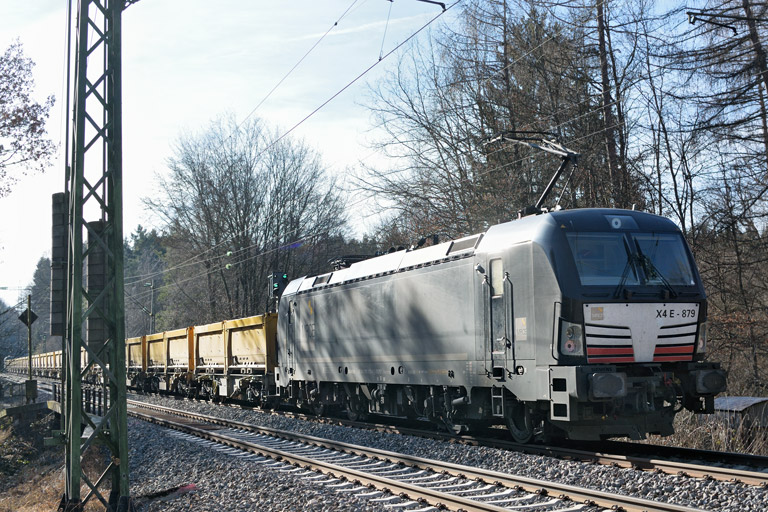 193 879 mit Bauz 81803 bei km 18,4 (Februar 2017)