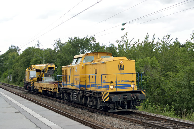 LW 203.001 (ex-DR 202 390) bei km 14,2 (August 2017)