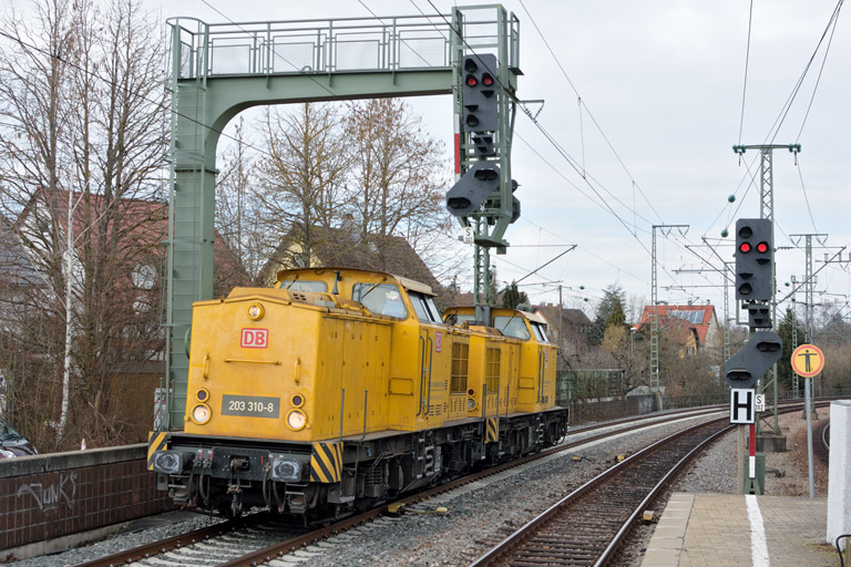 203 310 und 203 311 bei km 16,6 (Februar 2017)