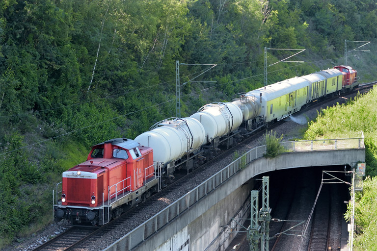 212 265 mit Bauz 94103 bei km 13,8 (August 2017)