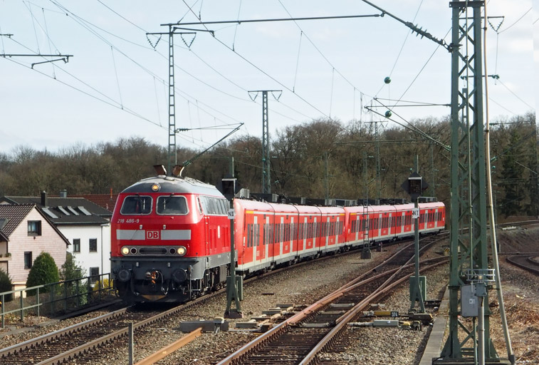 218 486, 425 302 und 425 312 als Lt 98844 bei km 17,0 (M&auml;rz 2017)