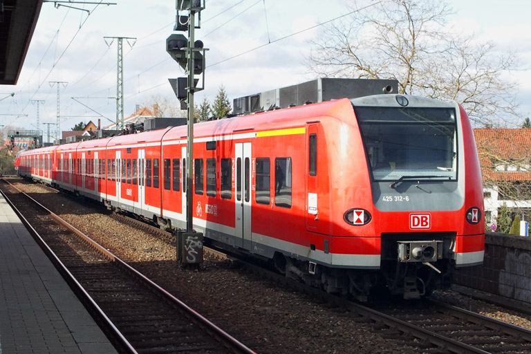 218 486, 425 302 und 425 312 als Lt 98844 bei km 16,8 (M&auml;rz 2017)