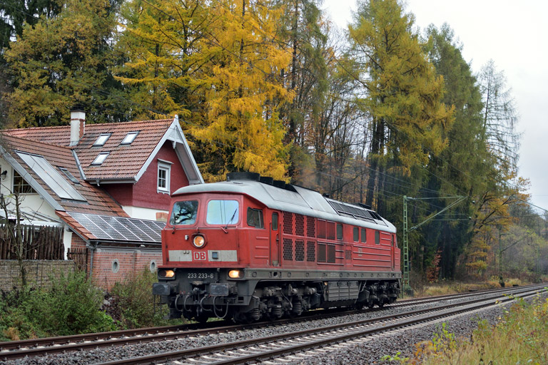 233 233 als T 68132 bei km 18,2 (November 2017)