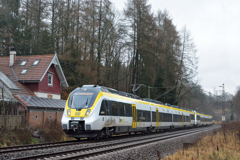 3442 201 und 3442 204 als RE 17605/17655 bei km 18,2 (Dezember 2017)