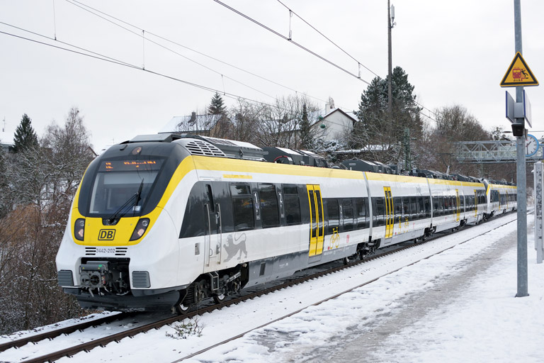 3442 202 und 3442 200 als RE 17656/17606 bei km 14,2 (Dezember 2017)