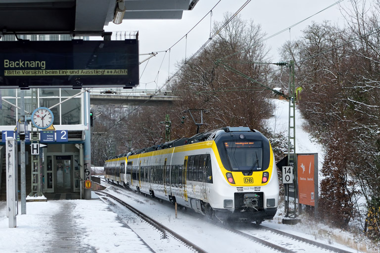 3442 202 und 3442 200 als RE 17656/17606 bei km 14,0 (Dezember 2017)