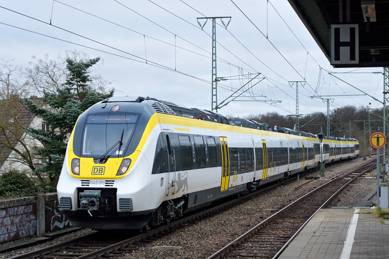 3442 203 und 3442 215 als RE 17654/17604 bei km 16,8 (Dezember 2017)