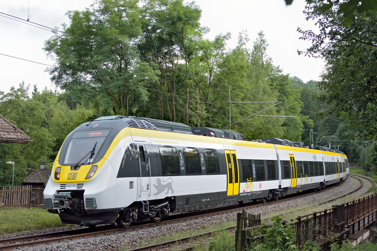 3442 204 und 3442 205 als DbZ 32566 bei km 11,2 (Juli 2017)