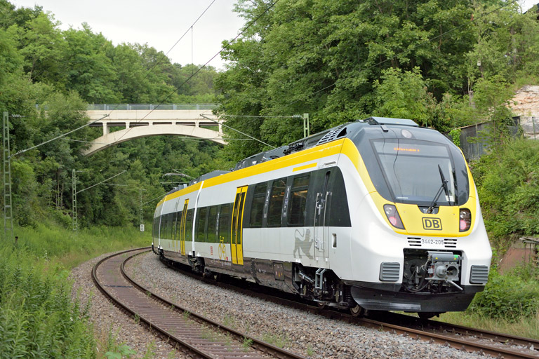 3442 204 und 3442 205 als DbZ 32566 bei km 11,0 (Juli 2017)