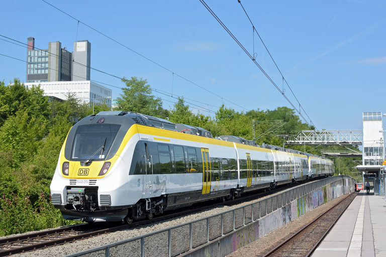 3442 204 und 3442 205 als DbZ 61798 bei km 14,2 (Juli 2017)