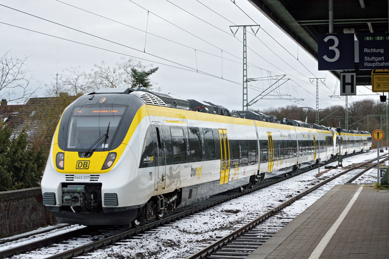 3442 207 und 3442 213 als RE 17654/17604 bei km 16,8 (Dezember 2017)