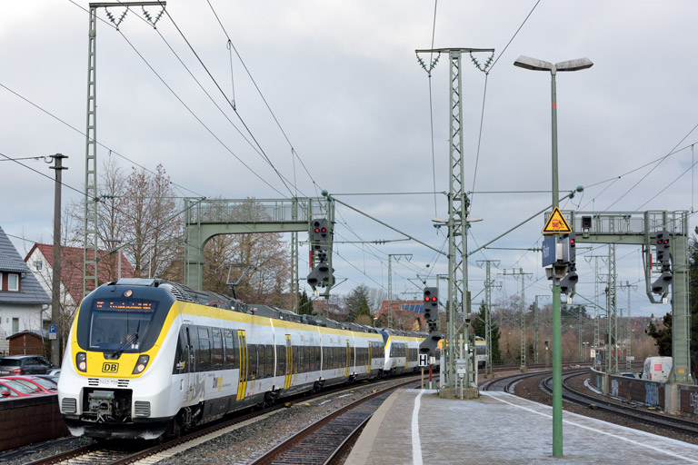 3442 208 und 3442 210 als RE 17605/17655 bei km 16,6 (Dezember 2017)